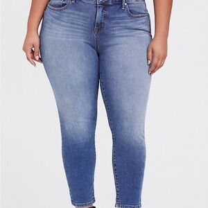 Torrid Women's Light Blue Girlfriend Jeans size 20 EUC